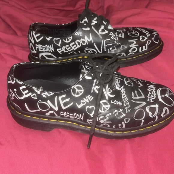⭐️Dr. Marten 1461 Script in Black & White⭐️ - Picture 2 of 12